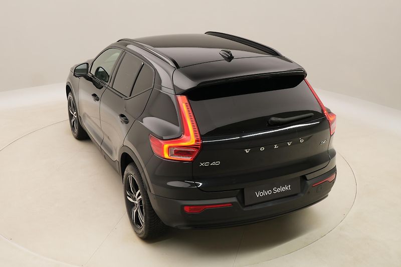 Volvo XC40 B4 AWD DARK PLUS AUT CZ - fotka 18 z 58