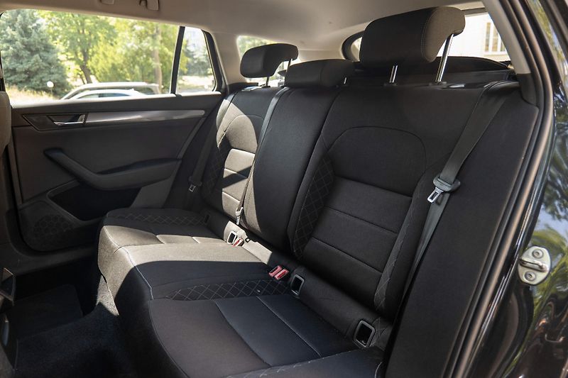 Škoda Superb 1.4 TSI Smartlink DAB PDC - fotka 12 z 28