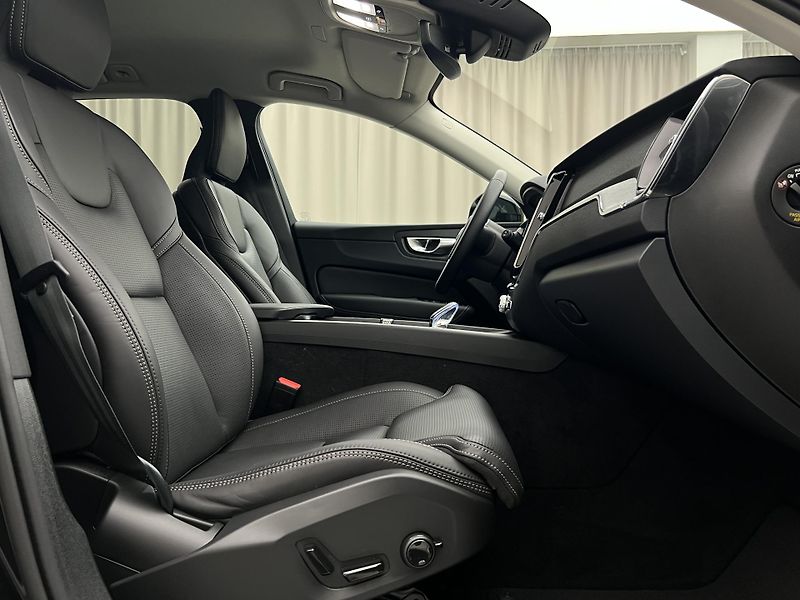 Volvo XC60 B5 AWD DARK PLUS AUT  - fotka 19 z 45