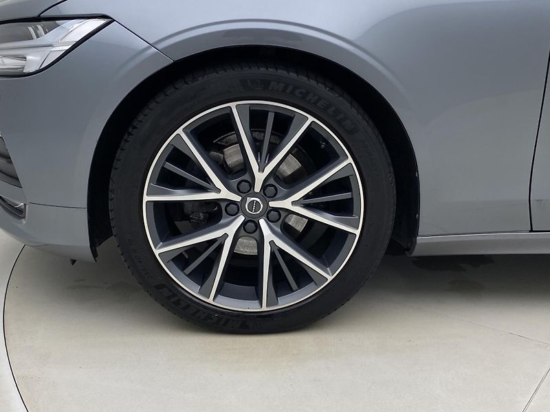 Volvo V90 D4 AWD MOMENTUM AUT  - fotka 36 z 48