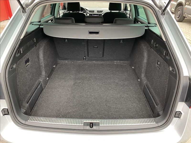 Škoda Superb 2,0 TDi  EXECUTIVE / DSG / NAV - fotka 16 z 37
