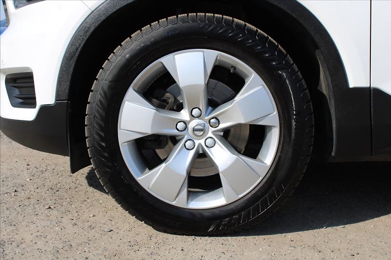 Volvo XC40 2,0 T4  1MAJ,4x4,MOMENTUM PRO - fotka 30 z 35