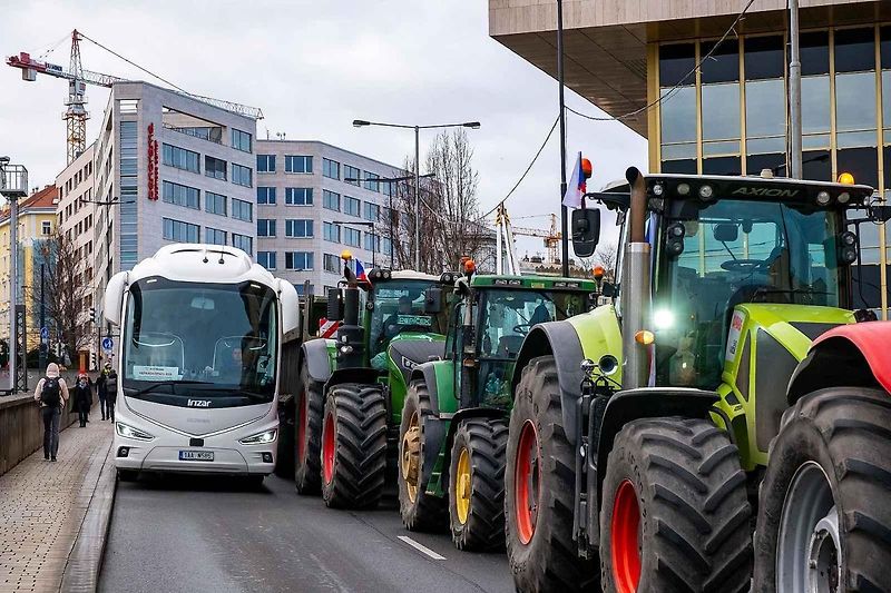 Demonstrace zemědělců před ministerstvem zemědělství a blokáda pražské magistrály. Na snímku je traktor John Deere 7730.