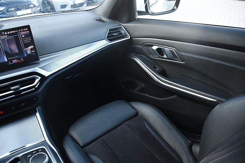 BMW Řada 3 320d xDrive M-SPORT ČR 1.M - fotka 24 z 51