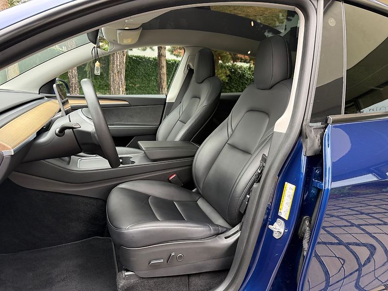 Tesla Model Y Long Range AWD - fotka 12 z 41