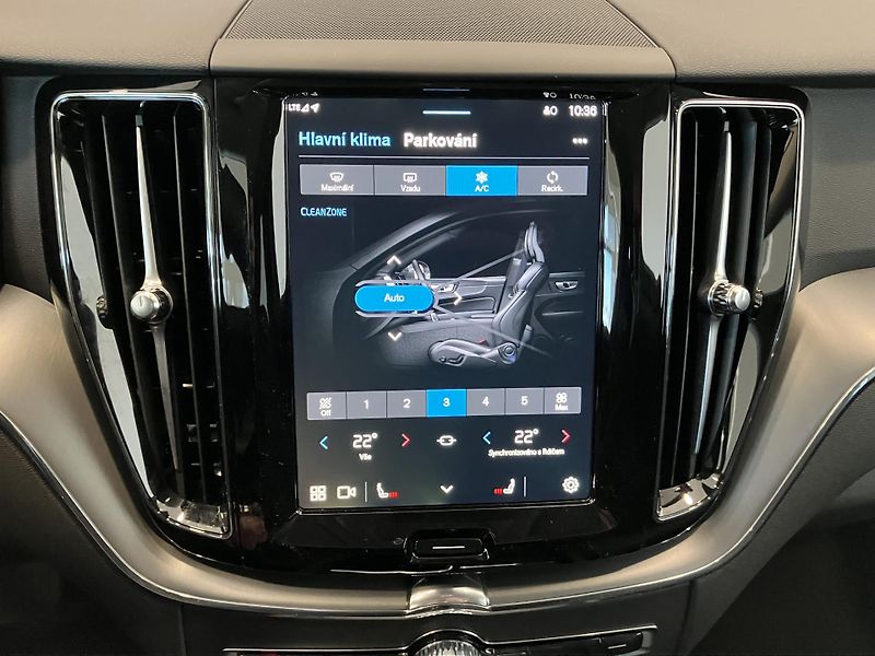 Volvo XC60 T6 eAWD Recharge Core, PANO - fotka 30 z 42