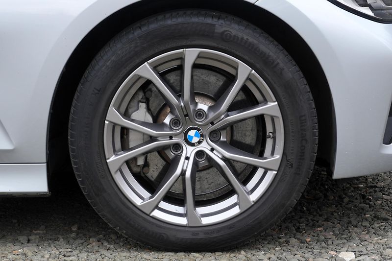 BMW Řada 3 330e xDrive, ACC, Tažné - fotka 13 z 39