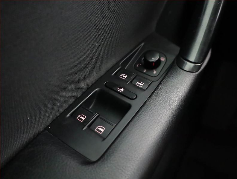 Volkswagen Passat (2011) Highline 2.0 TDI, Serv.kniha - fotka 15 z 17