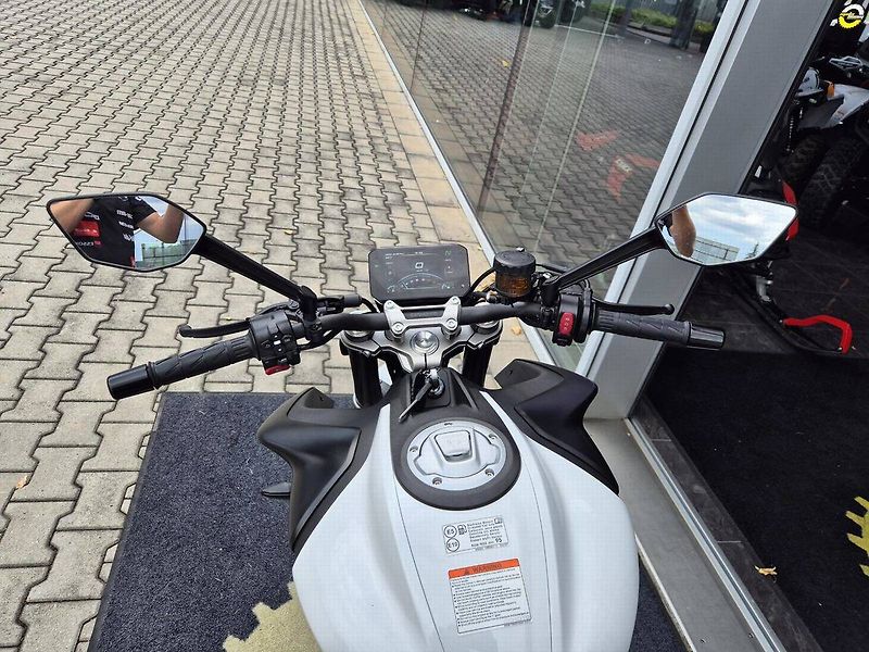 CFMOTO 450 NK (2026) 2026) – 1.majitelka, ZÁRUKA 20 - fotka 20 z 20