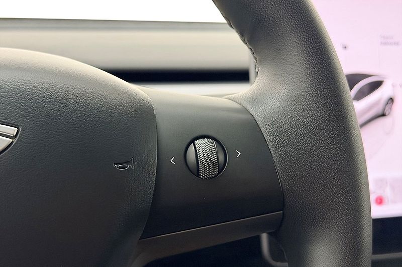 Tesla Model Y Long Range AWD - fotka 19 z 31