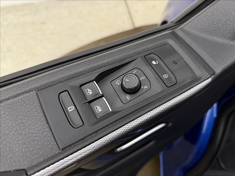 Volkswagen Multivan 2,0 4X4 DSG NZTOP HIGHLINE ČR - fotka 24 z 40