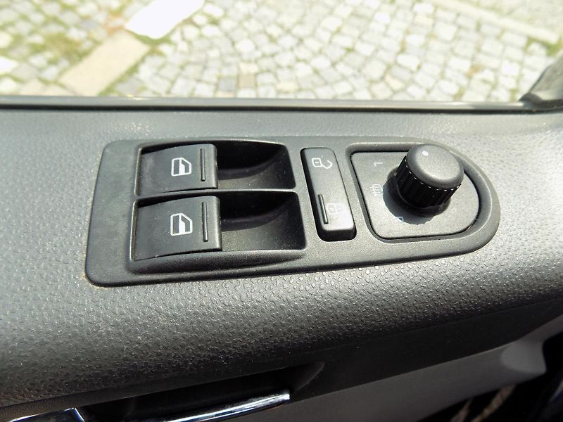 Volkswagen Caravelle 2,0 TDI 103 KW COMFORT NAVI - fotka 38 z 45