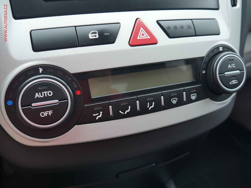 Kia Ceed (2008) 1.6CVVT, ČR, AC, TZ - fotka 17 z 21