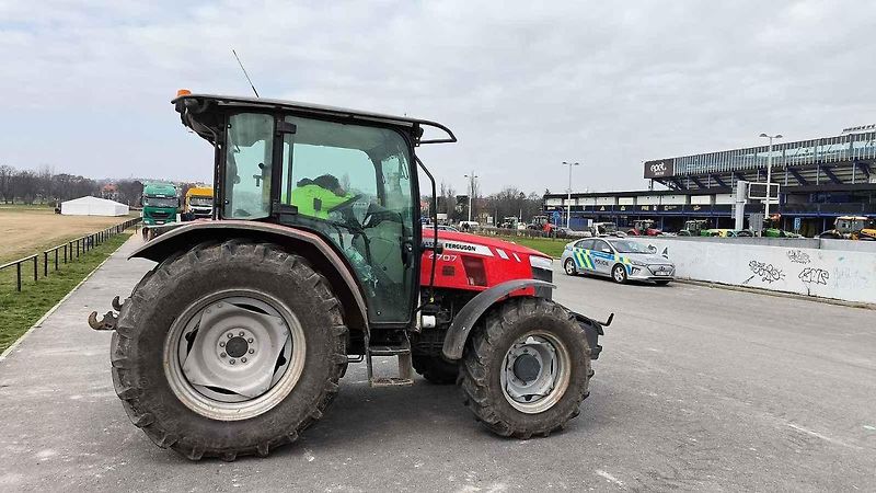 Traktory a další stroje při protestech zemědělců v Praze - 7. března 2014