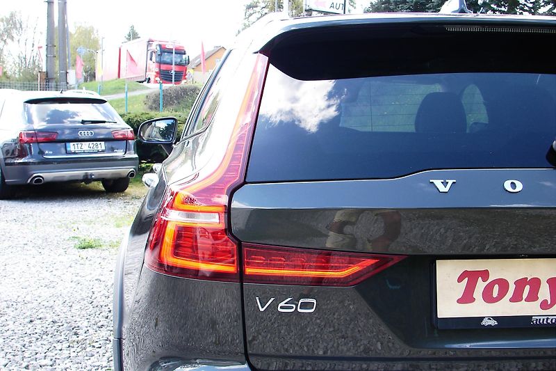 Volvo V60 CC 2.0B4 AWD MildHybrid ZADÁN! - fotka 32 z 46