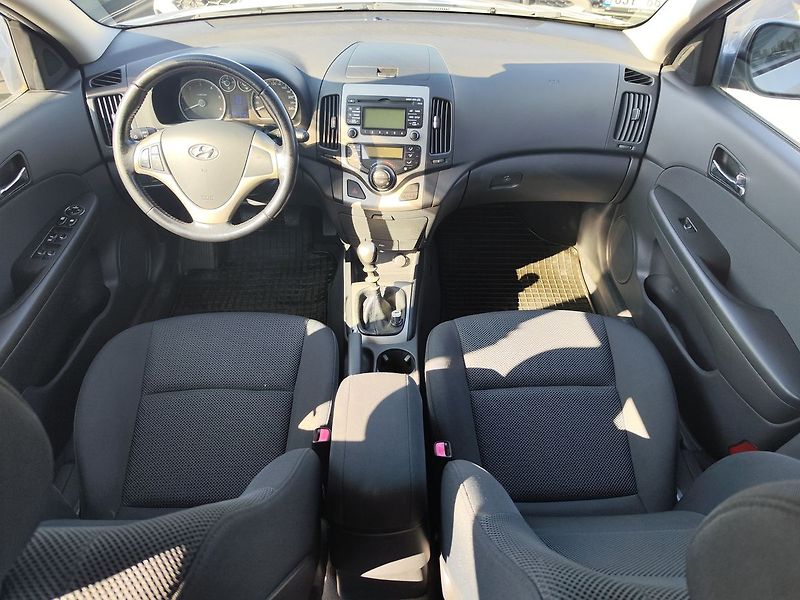 Hyundai i30 1.6 CRDI/85kW Comfort - fotka 12 z 23