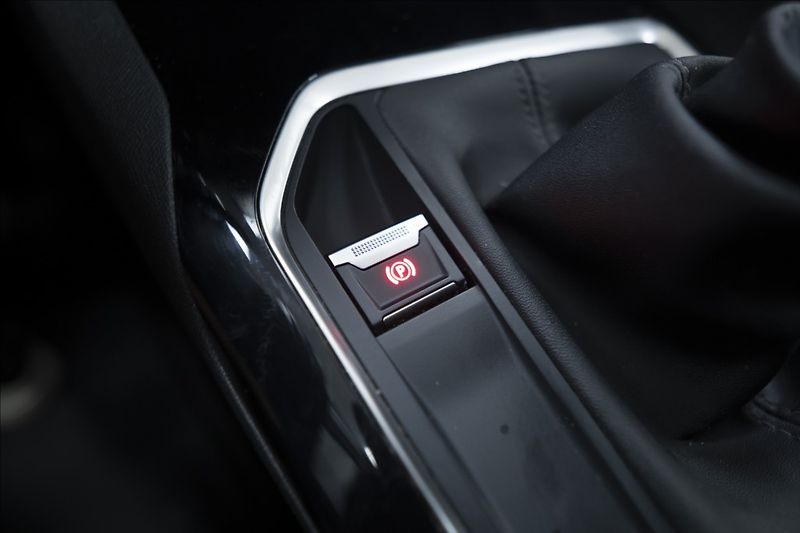 Peugeot 5008 1,2 PT KAMERA VÝHŘEV 7 MÍST ČR - fotka 25 z 36