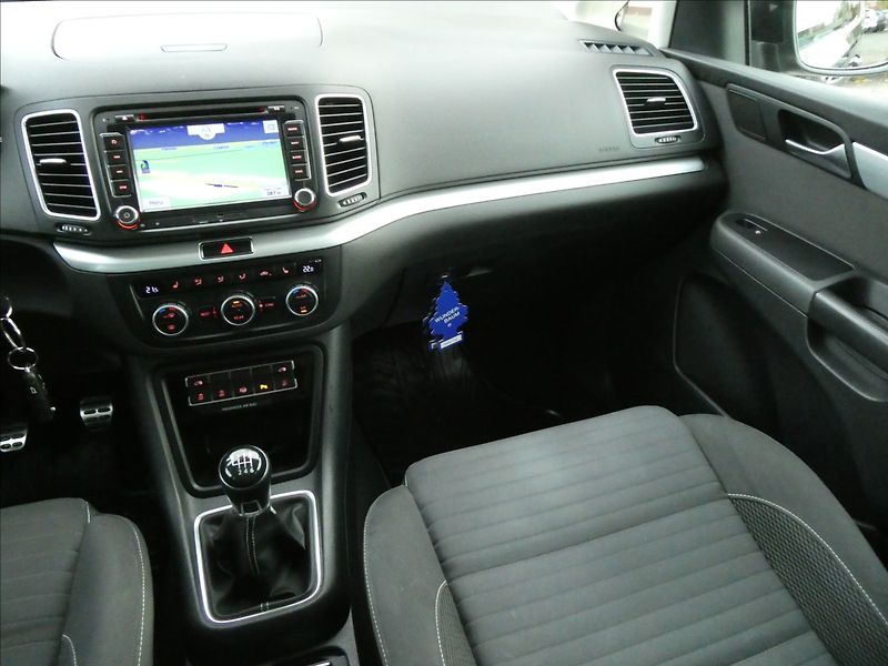 Volkswagen Sharan 2,0 TDi 103kW Cup,2xkola,panor - fotka 31 z 67