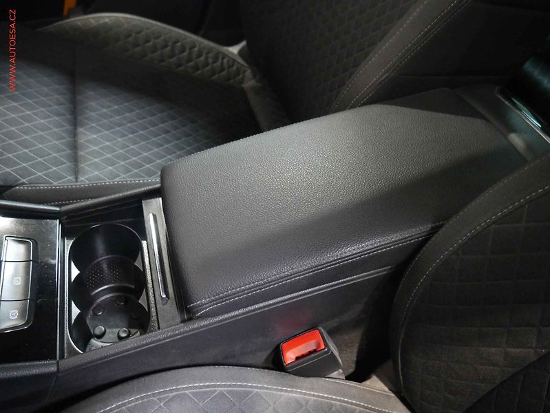 Škoda Superb (2016) 1.6 TDi, Navi, bixen - fotka 27 z 30
