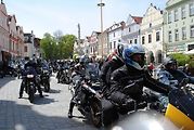 Třeboňské Masarykovo náměstí bylo motorkami doslova našlapané. Stovkám strojů požehnal tamní kaplan Jiří Kalaš.