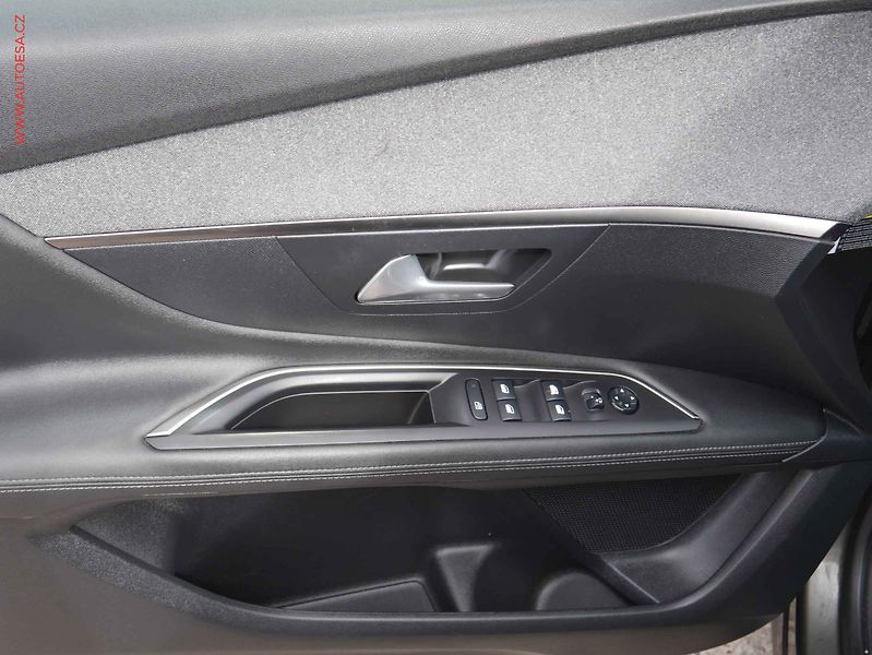 Peugeot 3008 (2019) 1.5 HDi, Allure, navi, kamera - fotka 16 z 16