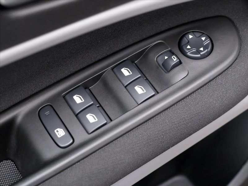 Jeep Avenger 1,2 74kW CZ e-Hybrid Longitude - fotka 15 z 31