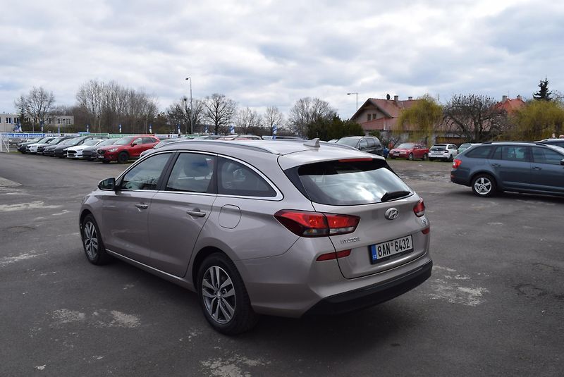 Hyundai i30 (2021) 1.6CRDi 85kw STYLE 7°AUTOMAT - fotka 11 z 49