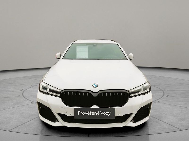 BMW Řada 5 530d Touring xDrive M-paket - fotka 4 z 26