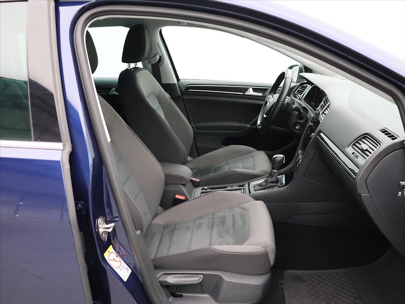 Volkswagen Golf 1,5 TSI 110kW DSG Highline LED - fotka 11 z 24