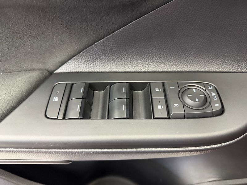 Toyota C-HR 2.0 PHEV e-CVT GR SPORT, ACC, - fotka 28 z 32