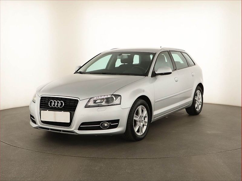 Audi A3 (2013) 1.6 TDI, Bi-Xenony, Tempomat - fotka 2 z 14