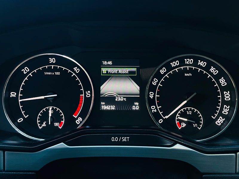 Škoda Superb 2.0TDI 1MAJITEL TAŽNÉ SERVISKA - fotka 44 z 44