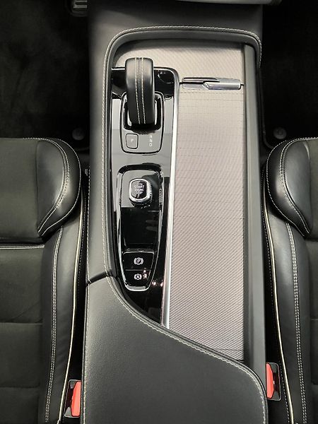 Volvo XC90 B5 AWD R-Design AT8, ČR - fotka 22 z 49