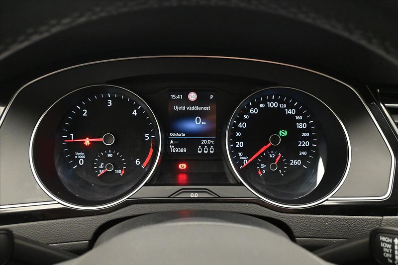 Volkswagen Passat 2,0 TDI 110 KW DSG Business Zá - fotka 16 z 32
