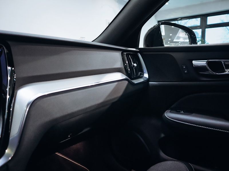 Volvo S60 B5 mHEV 2.0 aut. R-Design - fotka 10 z 29