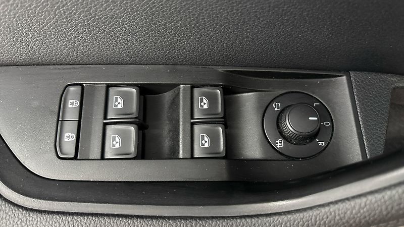 Škoda Superb 2.0 TSI DSG Style Combi - fotka 22 z 29