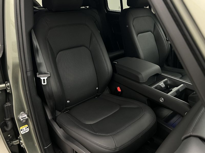 Land Rover Defender 110 D300 X-DYNAMIC SE AWD AUT  - fotka 20 z 48