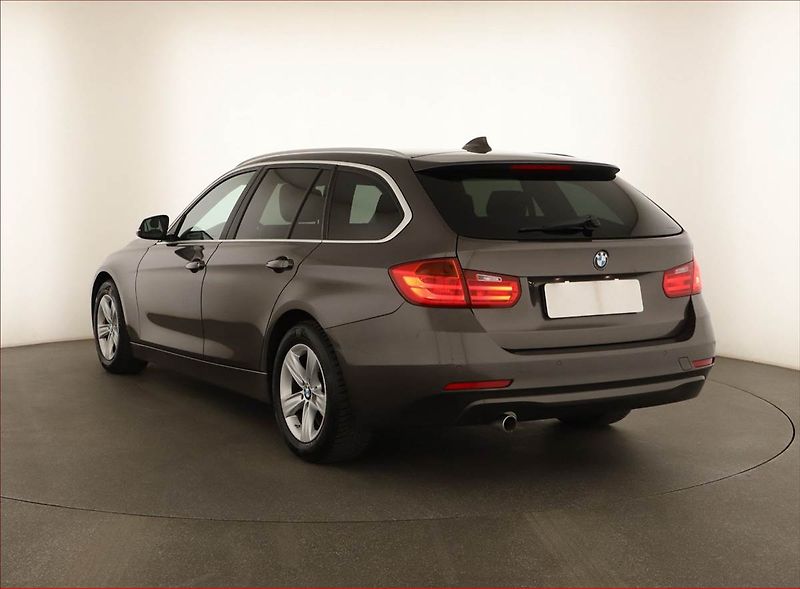 BMW Řada 3 (2014) 318 d, Navi, Xenony, Tempomat - fotka 4 z 14