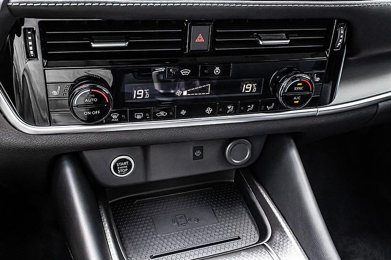 Nissan Qashqai 1,3 DIG-T  X-TRONIC N-CONNECTA - fotka 12 z 17