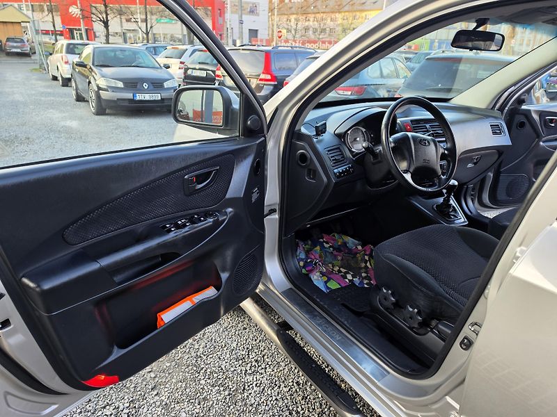 Hyundai Tucson 2.0 CRDi TZ  - fotka 14 z 25