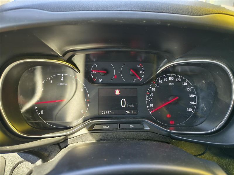 Opel Combo 1,5 CDTi Elegance Plus 96kw - fotka 8 z 17