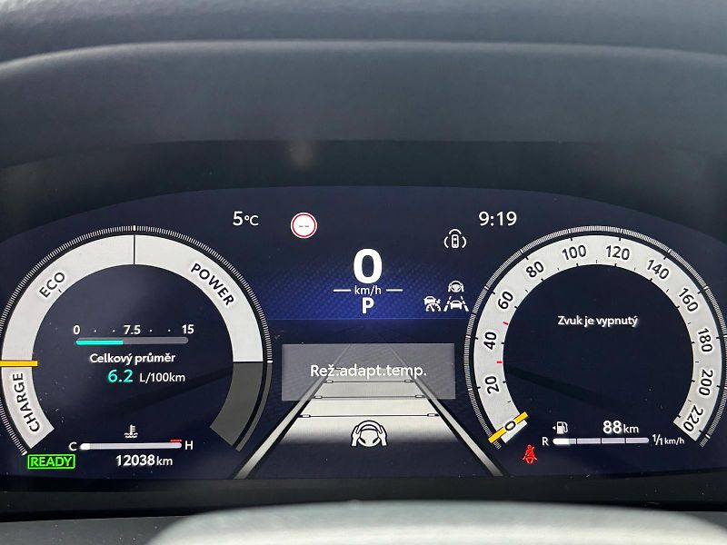Toyota C-HR 2,0 HEV e-CVT GR Sport - fotka 16 z 29