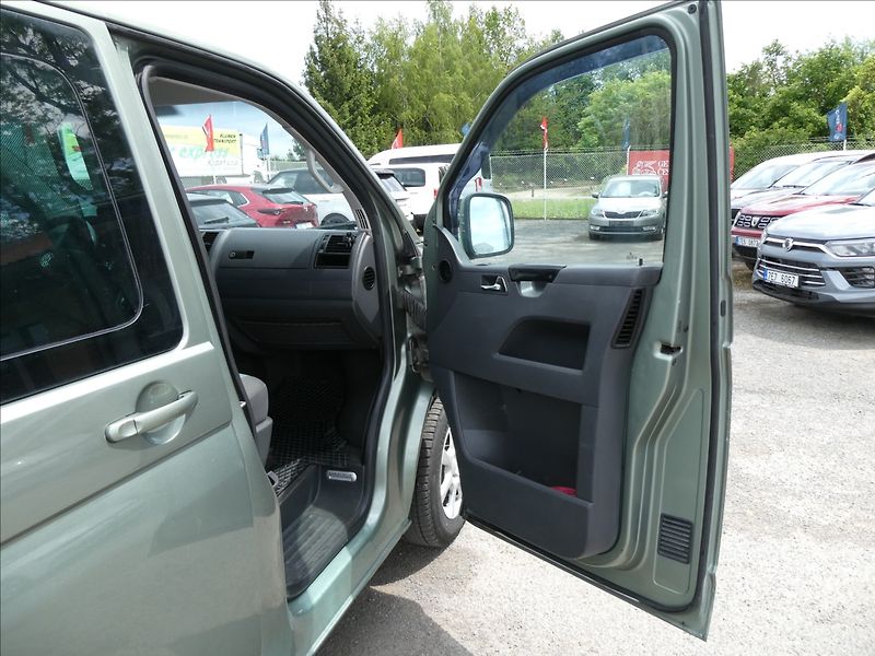 Volkswagen Caravelle 2,5 TDi 96kW LONG 8.míst,závěs - fotka 19 z 33