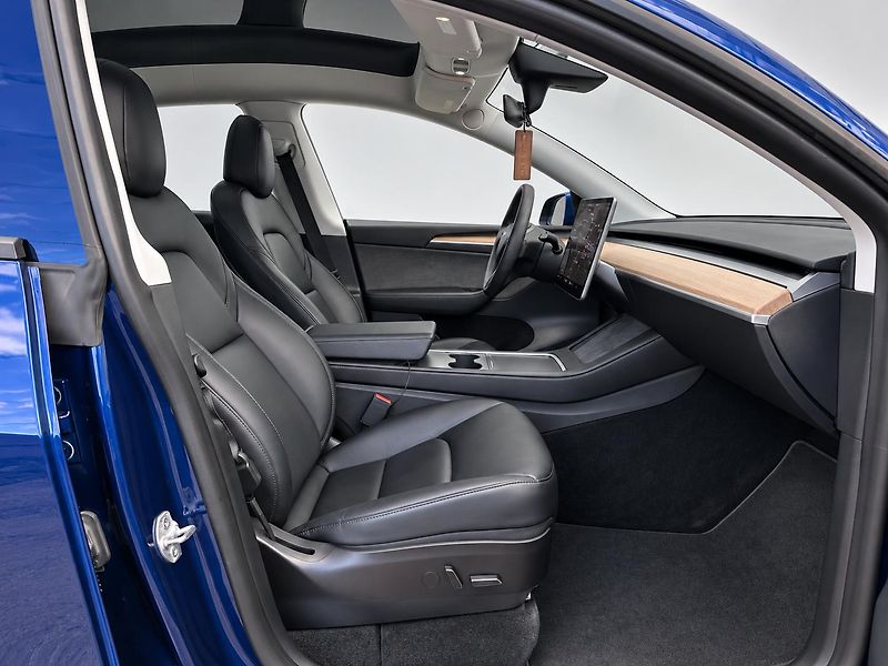 Tesla Model Y (2022) Long Dual Motor AWD-FSD-2022 - fotka 13 z 21