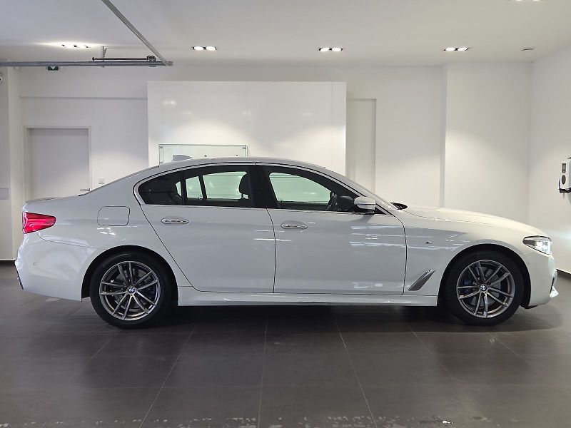 BMW Řada 5 (2018) 530d xDrive M Sport - fotka 7 z 16