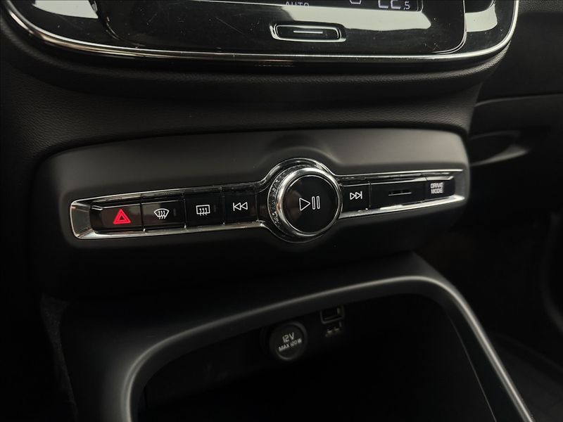 Volvo XC40 2,0 D3 AUTOMAT VÝHŘEV TAŽNÉ - fotka 21 z 41