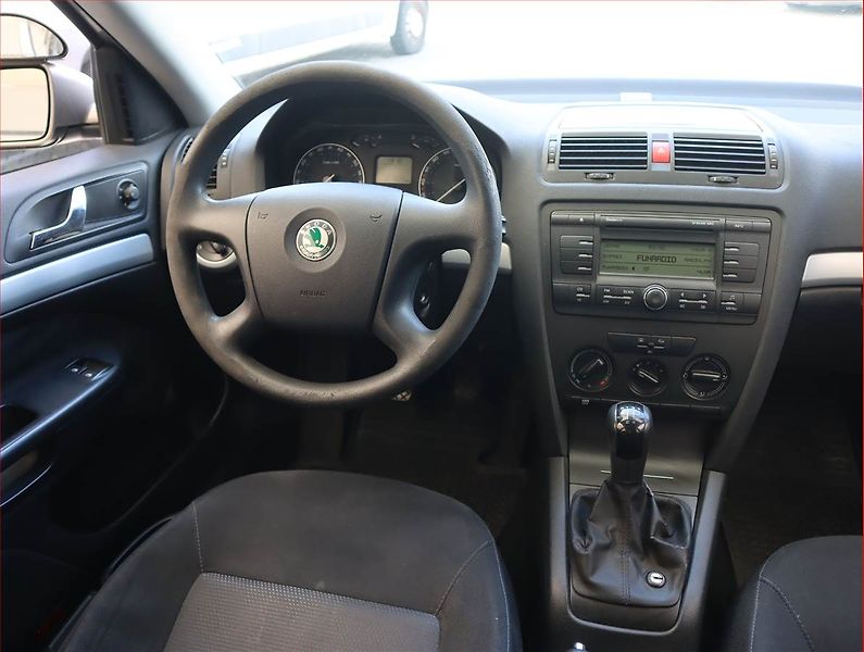 Škoda Octavia (2008) 1.6, Tempomat, Park. senzory - fotka 7 z 14