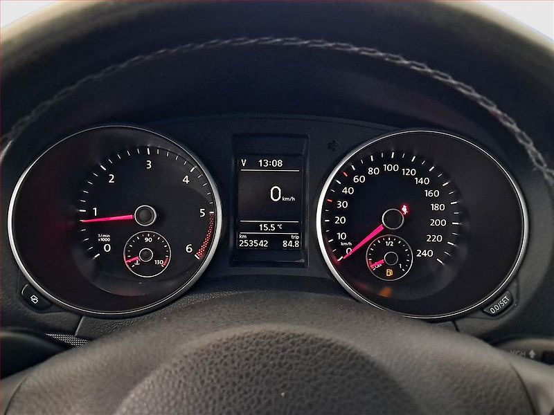 Volkswagen Golf (2011) 1.6 TDI, po STK, rezervace - fotka 11 z 17