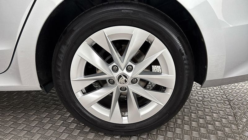 Škoda Octavia 2.0 TDI DSG Style Combi - fotka 19 z 25