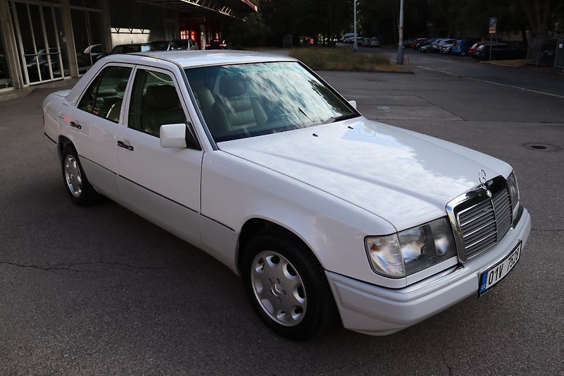 Mercedes-Benz 124 W124 320 E Sedan (1993) - fotka 8 z 32